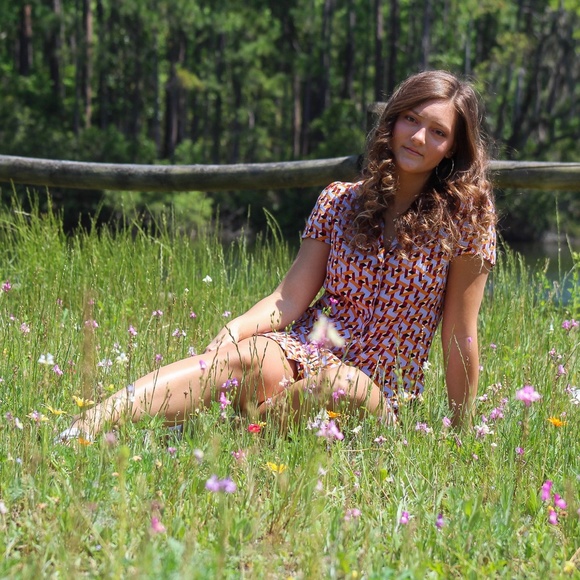 Meet your Posher, Caitlin - Picture 2 of 2